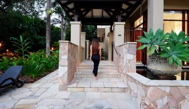 Beachfront Luxurious 3 bedroom Villa Palm Cove. in Palm Cove