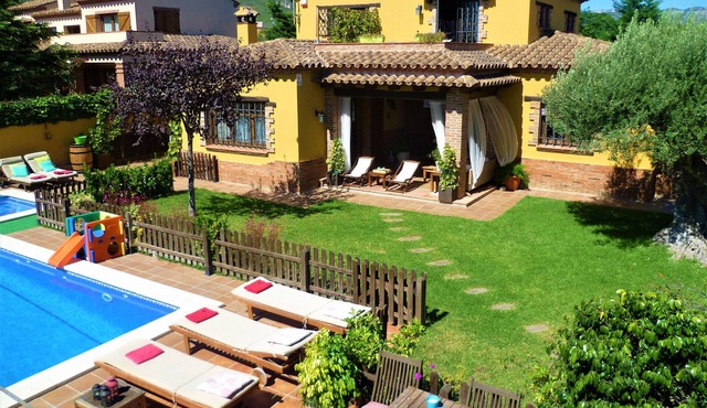 Beautiful and quiet villa near beach. Large garden, fenced pool and barbecue in L'Hospitalet de l'Infant
