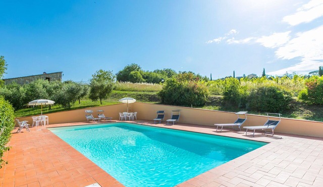 Beautiful apartment in villa for 6 guests with pool, A/C, WIFI, TV, patio and panoramic view in Castellina In Chianti