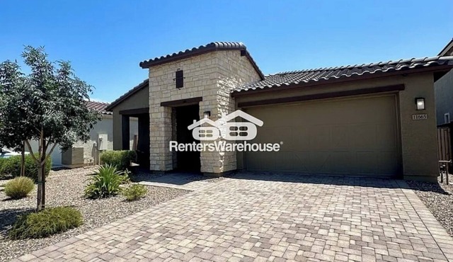Beautiful 3 bed 3 bath house in awesome community w/Mountain Views & much more in Avondale