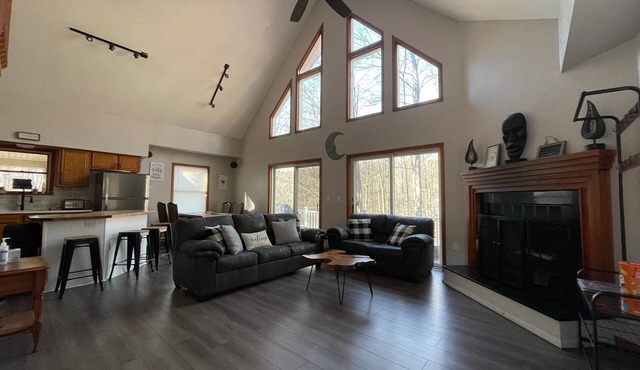 Beautiful and Spacious Pocono Chalet near all 4 season activities! in Bushkill