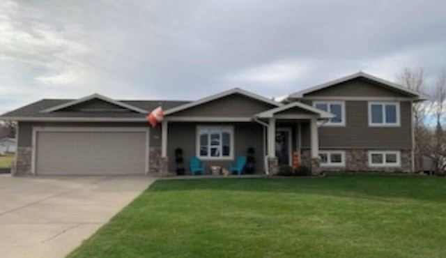 Beautiful fully renovated 4 bedroom house with large open kitchen. Sleeps 8 in Cardston