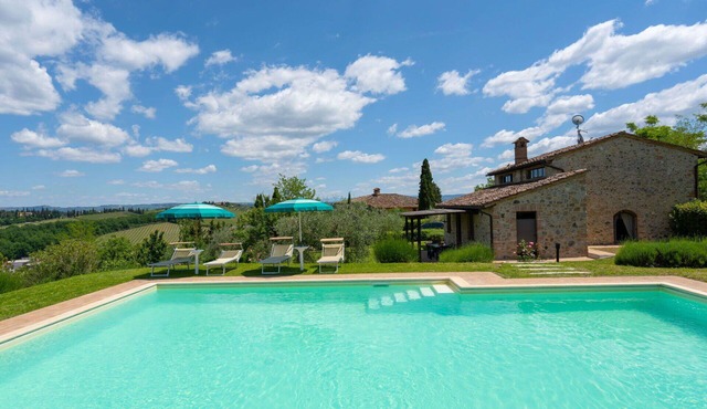 Beautiful private villa for 6 guests with private pool, A/C, WIFI, TV and panoramic view in Casale