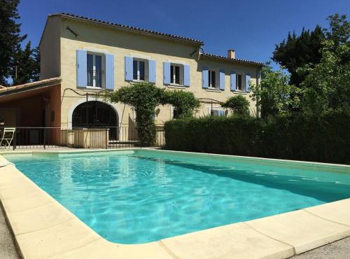 Beautiful Quiet Provençal Farmhouse with Pool in Aubignan