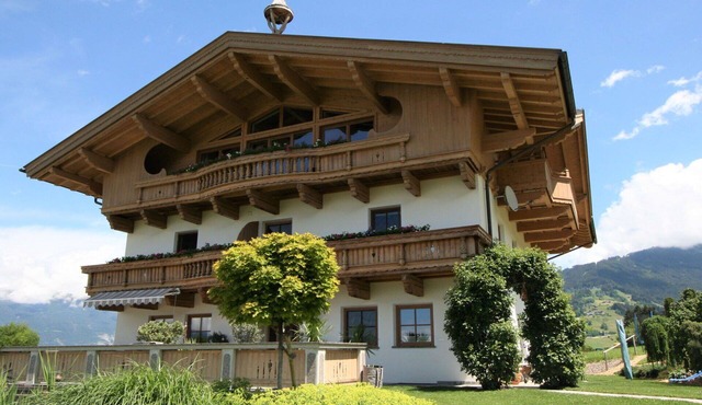 Beautiful villa for 6 guests with WIFI, TV, patio and panoramic view in Ausserweerberg