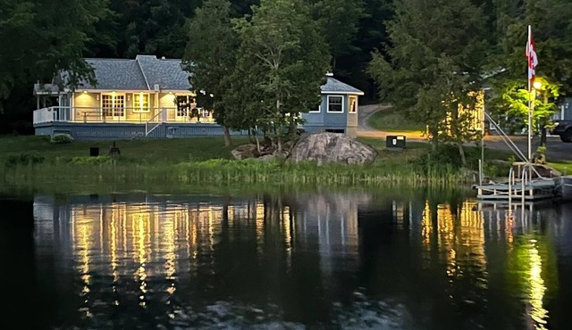 Beautiful waterfront home minutes to Port Loring-family friendly, smoke/pet free in Port Loring
