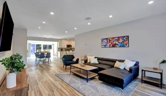 Beautifully Renovated Villa 10 min from the beach! in Hollywood