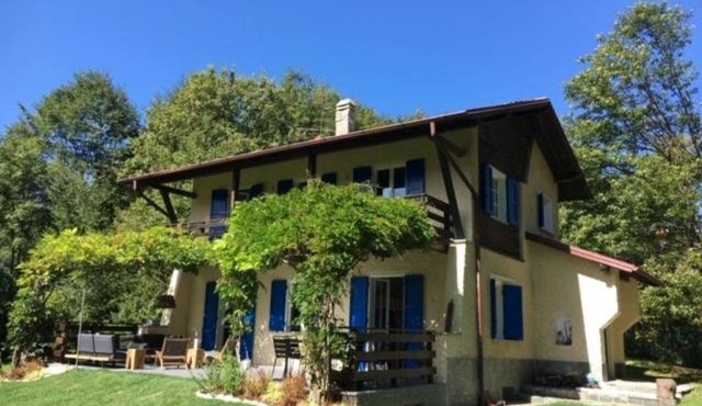 Bright and welcoming two-level villa with large garden, just 5km from Bellagio and 2.5km from the pretty village of Civenna! The villa is located halfway between the picturesque Bellagio (a stunning town on the Como Lake) and Mount S.Primo, which offers in Gallasco-cernobbio