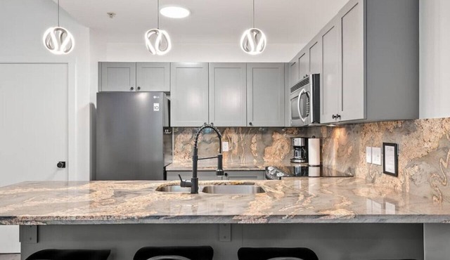 Bright Whistler Village 1BR, HotTub, Free Parking, AC in Whistler