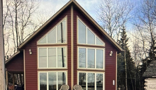 Cabin with uninterrupted view of the lake shore in Big River