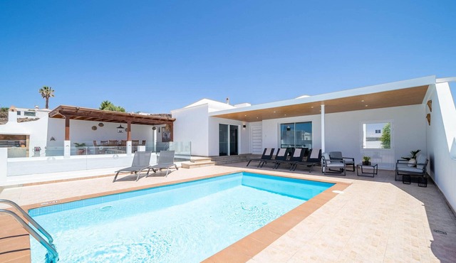 CARTAMAR by Buenavilla | Refurbished villa with lots of outdoor space in Tías