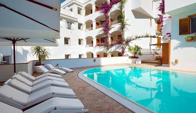 Casa Alloro E: A welcoming apartment located in the center of Minori and a few meters from the sea. in Minori