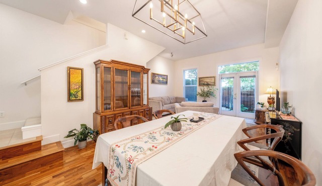 Central 3BR Townhouse Near Oakridge & SkyTrain to Airport & BC Place in Vancouver
