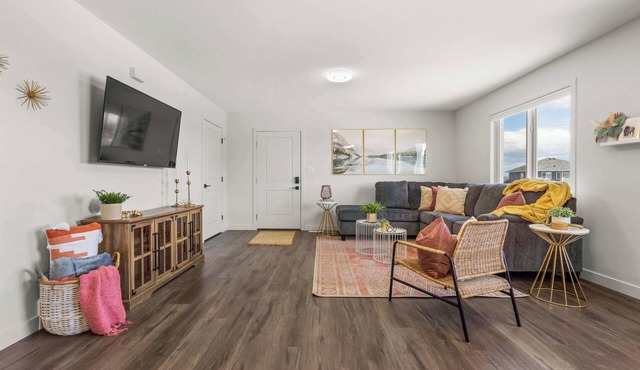 Centre Peak View | Perfect for Families | Sleeps 9 in Pincher Creek