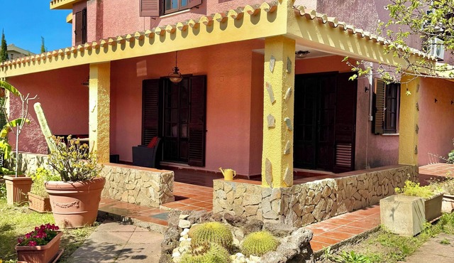 Charming 3-bedroom villa with A/C, WIFI, Steps to Beach, Parking in Quartu Sant'Elena