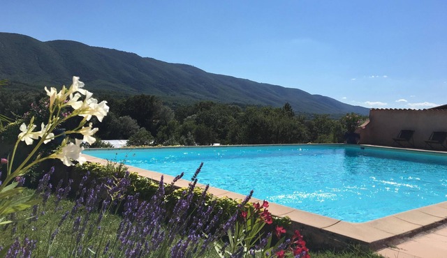 Charming Mas 15km from Colorado Provençal and Apt, swimming pool in a 5 ha plot in Céreste