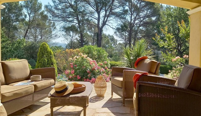 Charming Provençal Villa, A/C, Private Pool, Landscaped Garden & Quiet Setting in Cotignac