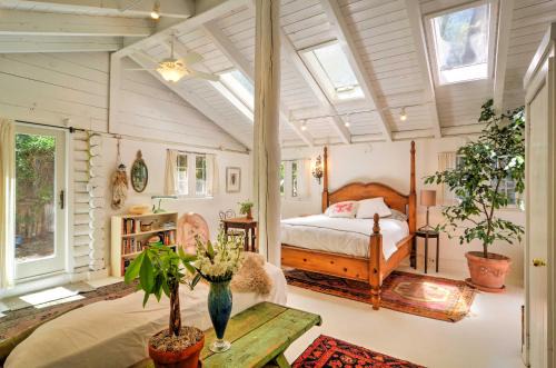 Charming Santa Fe Studio Cabin with Patio and Yard! in Santa Fe