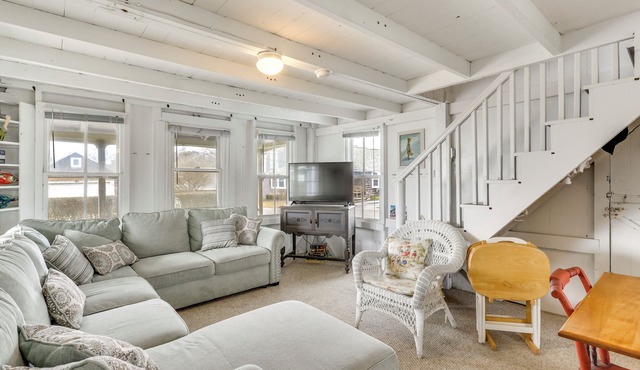 Charming Westbrook Cottage, Steps to Private Beach in Westbrook