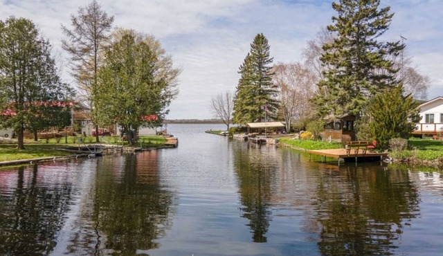 Charming with Modern Amenities, 3 brdms Waterfront, Flexible Rentals in Kawartha Lakes