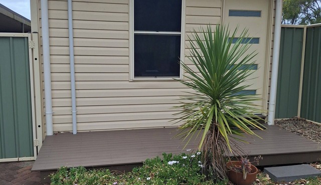 Comfortable and conveniently located studio apartment one double bed in Bomaderry