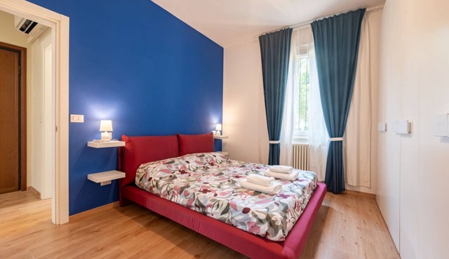 Comfortable apartment located on the ground floor of a building. There are two steps at the entrance and a metal ramp to also transport disabled people.In 70 m2 of space it accommodates 6 people, with a double bedroom, one with two single beds and a sofa in Parma