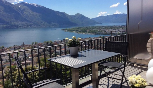 Comfortable apartment with panoramic views over Lake Maggiore and indoor pool in Minusio
