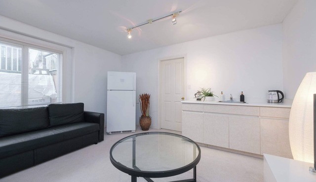 Cozy 2-Bedroom Basement Guesthouse with Private Entrance in Vancouver