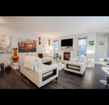 Cozy and beautiful 3 bedroom house close to lake in Edmonton
