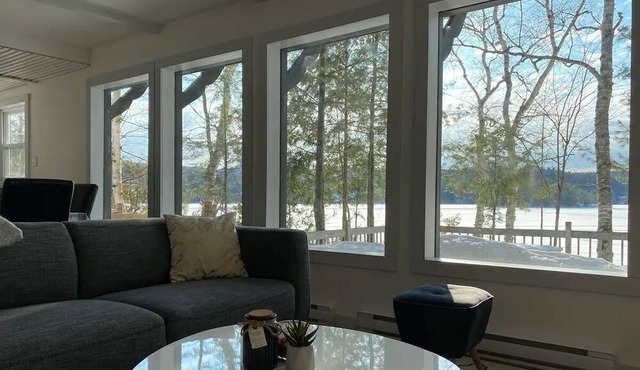 Cozy chalet on a lake close to Tremblant in La Conception