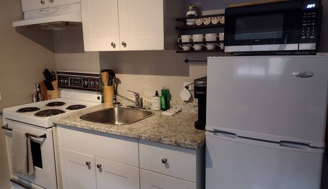 Cozy, private unit, close to shopping, groceries and highway access. in North Bay