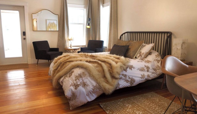 Cozy Shawnigan Lake Carriage House in Shawnigan Lake