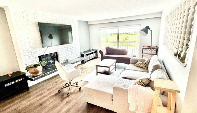 Cozy sunny 3 bedroom Located directly across from the Southlands community in Delta