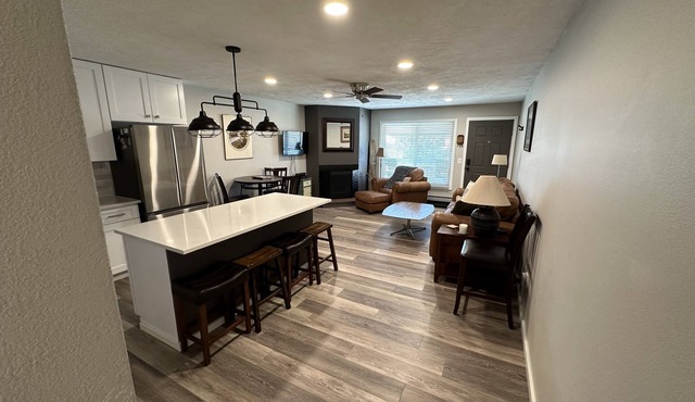 Cozy Top Floor Unit, Mountain Views, Sunsets with Biking and Hiking Trail Access in Fraser