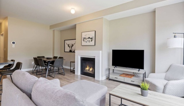 Crosswinds Breeze: 3BDR Townhome Steps to Blue in The Blue Mountains