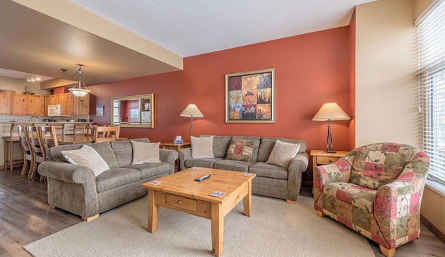 Deluxe 3 Bedroom/3 Bath Townhome, Garage, Laundry, Close to Village and Trails in Silver Star Mountain