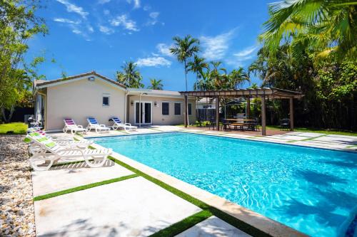 Deluxe 5BR & 3BA Villa in Hollywood Lakes near Beach in Hollywood