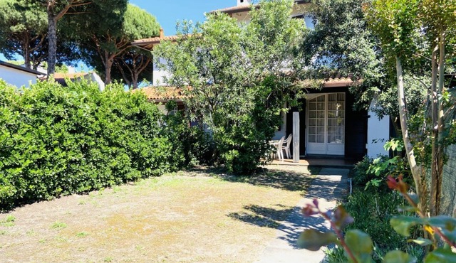 Detached house with 8 beds, 2 gardens, 300 meters from the sea, barbecue in Lido delle Nazioni