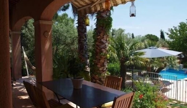 Detached villa with good amenities, private pool, close to Aix en Provence in Coudoux