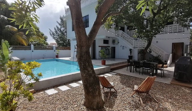 Downtown Dangriga! Style and comfort with a pool. Maya Mountains and sea views. in Dangriga