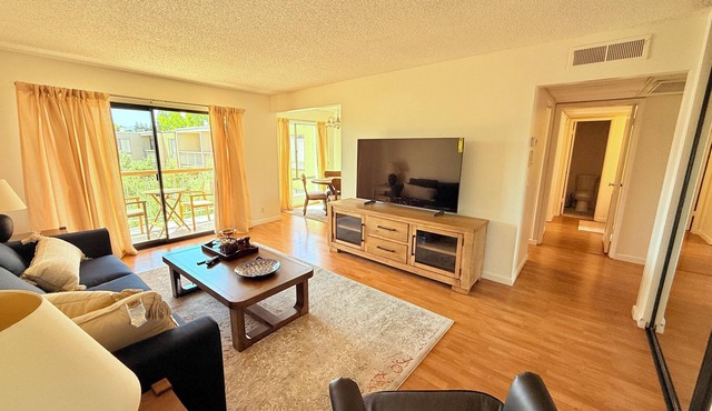 Elevator, Private Parking Balcony, CalKingBed Entire rental unit in Wanut creek in Walnut Creek