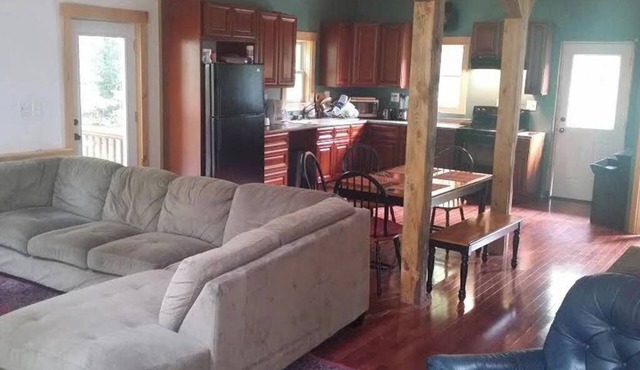 Enchanting pet-friendly and private cabin with cozy pellet fireplace in Putney