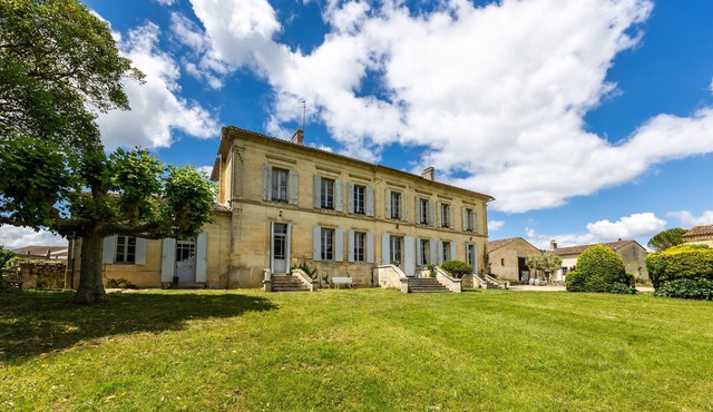 Exceptional Stay at Château Le Noble with Private Pool – In the Heart of a Historic Vineyard in Saint-Germain-du-Puch
