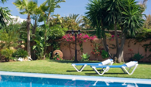 Exclusive Villa El Messidor with Private heated Pool, 2nd Line to Beach in Marbella
