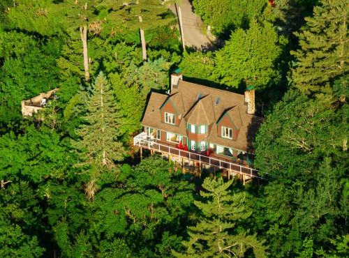 Far Horizons Luxury Vacation Home in Montebello