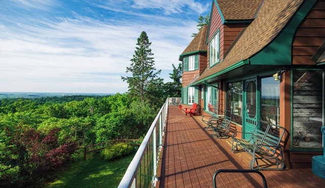 Far Horizons Vacation Luxury home in Montebello, Quebec in Montebello
