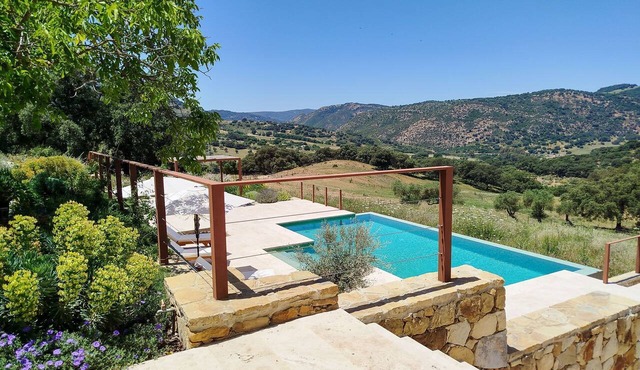 Finca Vegachi - Five Bedroom Villa, Sleeps 10 in Algatocín