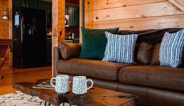 GATLINBURG LOG CABIN SPECTACULAR VIEWS HOT TUB LUXURY HONEYMOON ANNIVERSARY in Gatlinburg