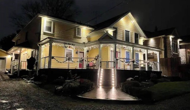 Great Place, Lots of Room & Close to the Falls! in Niagara Falls