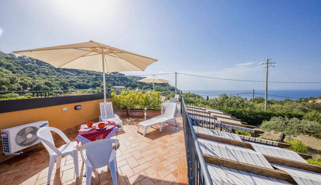 Green Hills House - Small Apt - Wifi- Sea view terrace- Private parking in Cefalù